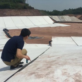 人工湖天然鈉基膨潤土防水毯  豬場沼氣池防水毯  河道防滲防水毯