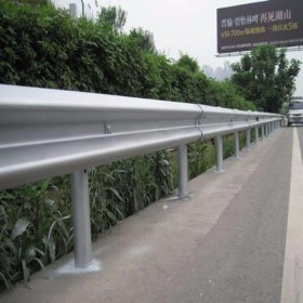 成都公路隔離護(hù)欄 道路中央安全防撞護(hù)欄價(jià)格