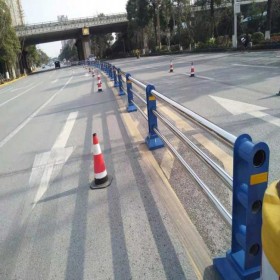 四川中央護(hù)欄廠家定制道路中央隔離護(hù)欄 市政中央隔離護(hù)欄