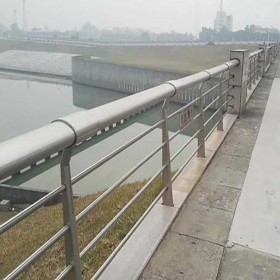 四川專業(yè)的鋅鋼護(hù)欄工廠 市政道路防撞鋼護(hù)欄