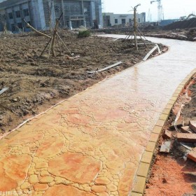 重慶涪陵區(qū)壓花地坪  水泥壓膜地坪 壓模混凝土地面 水泥壓花材料 彩色壓花地坪材料廠家  藝術(shù)壓花地坪施工單價壓花地坪材料 廠家批發(fā)壓花材料免費送貨到工地